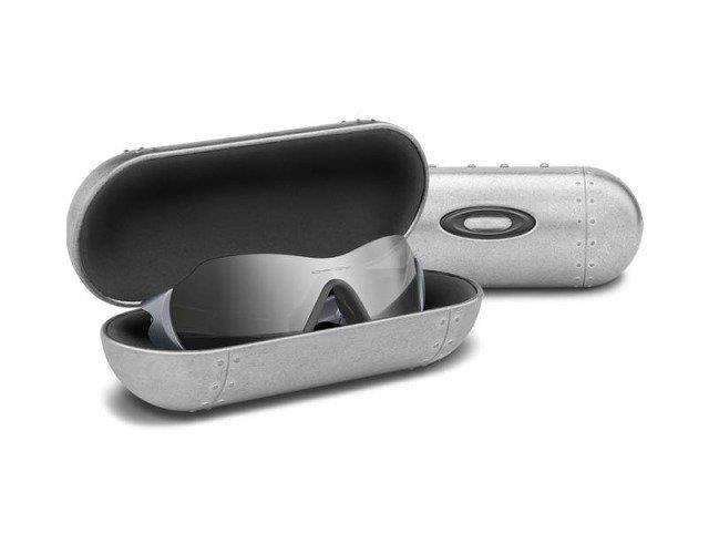 Oakley Large Metal Vault Silver 07 255 Cases For Glasses Glasses Cases 7840